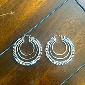 Earrings hoop style